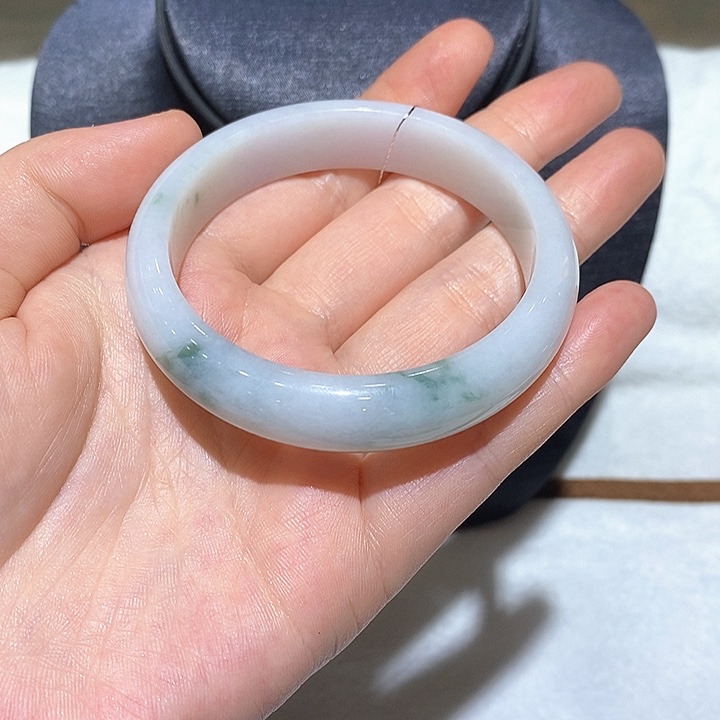 翡翠手镯未镶嵌翡翠手镯
