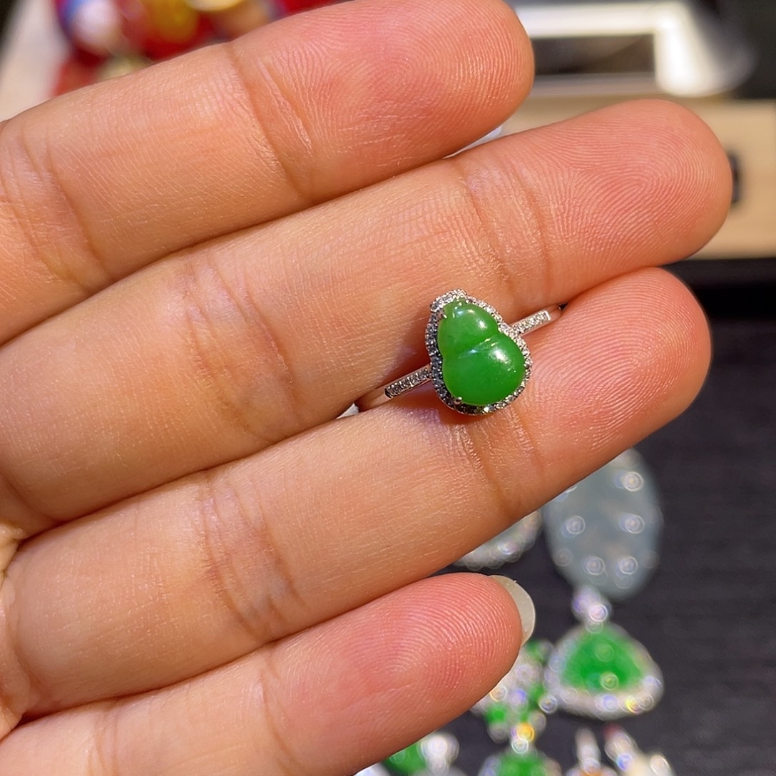 翡翠18K金镶嵌戒指