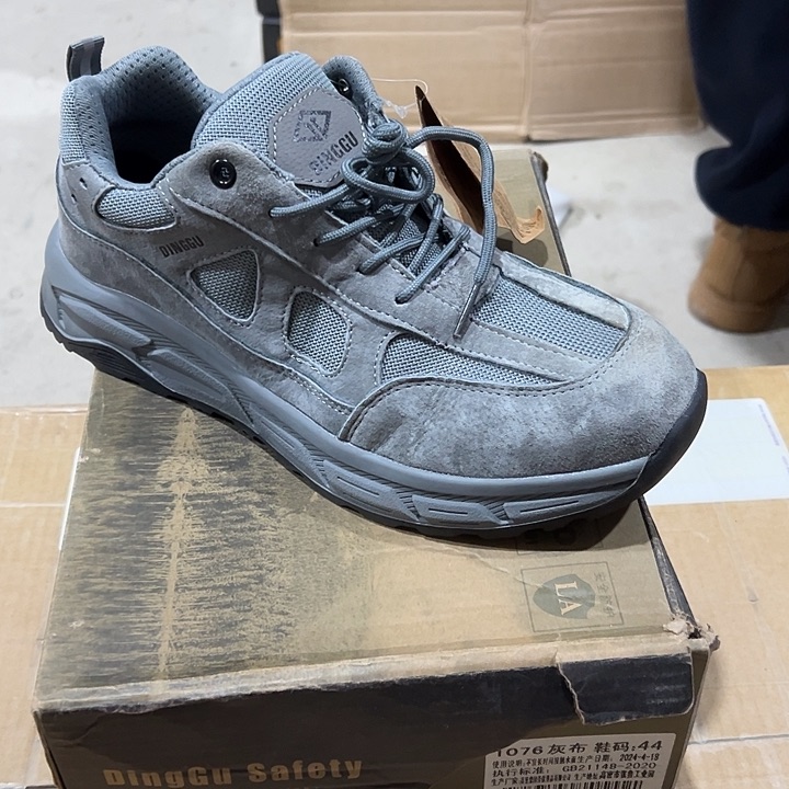 42码防砸防刺劳保鞋。