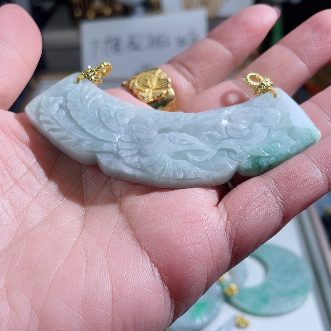 翡翠颈饰未镶嵌翡翠弯弯