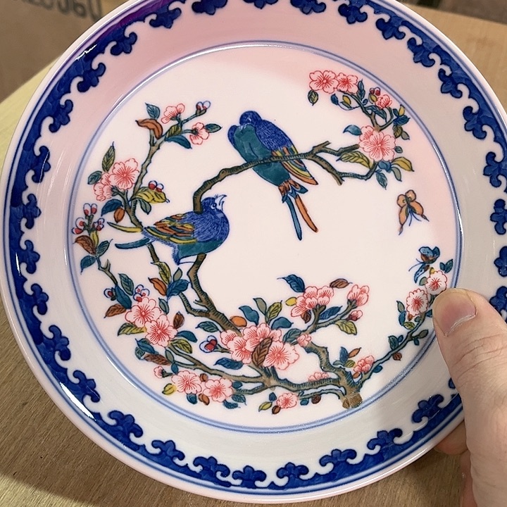 瓷片//////直径19厘米。红。 