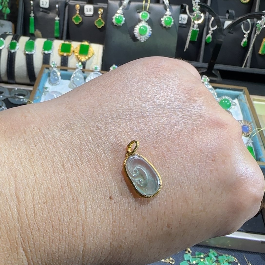 翡翠18K金镶嵌颈饰吊坠