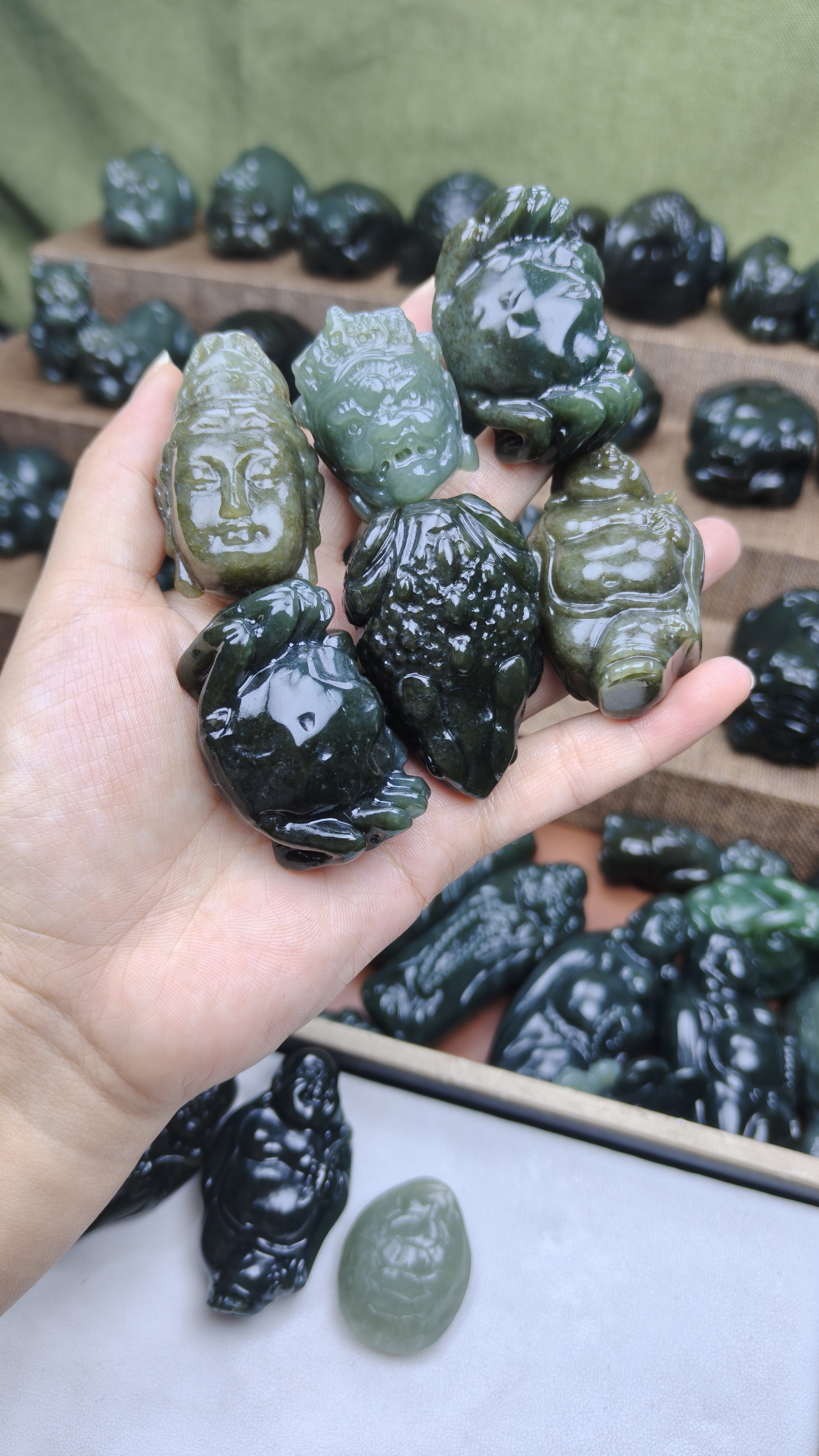 黄财神精美雕刻男女款挂件其中一个