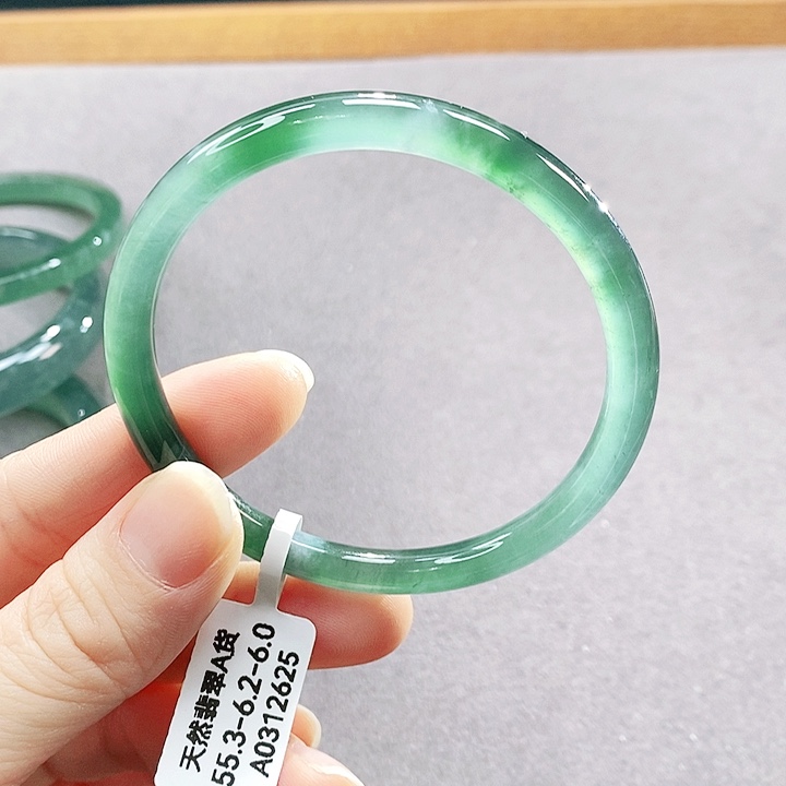 翡翠未镶嵌手镯（圆镯）