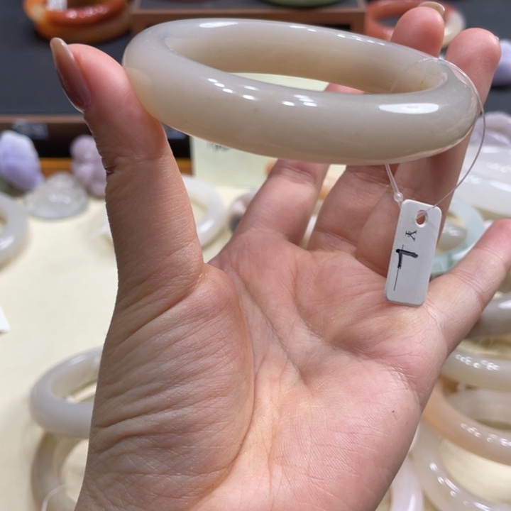 石英岩玉未镶嵌手镯