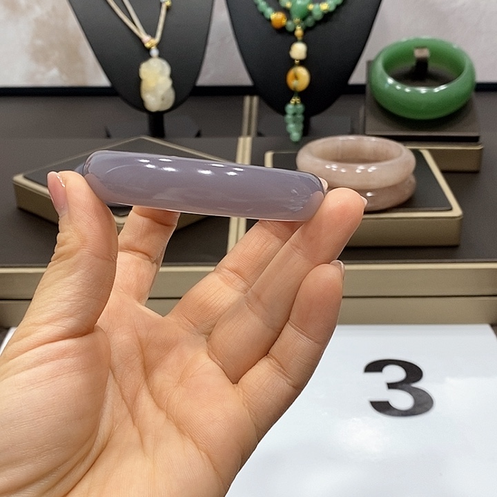 东陵石颈饰未镶嵌?*