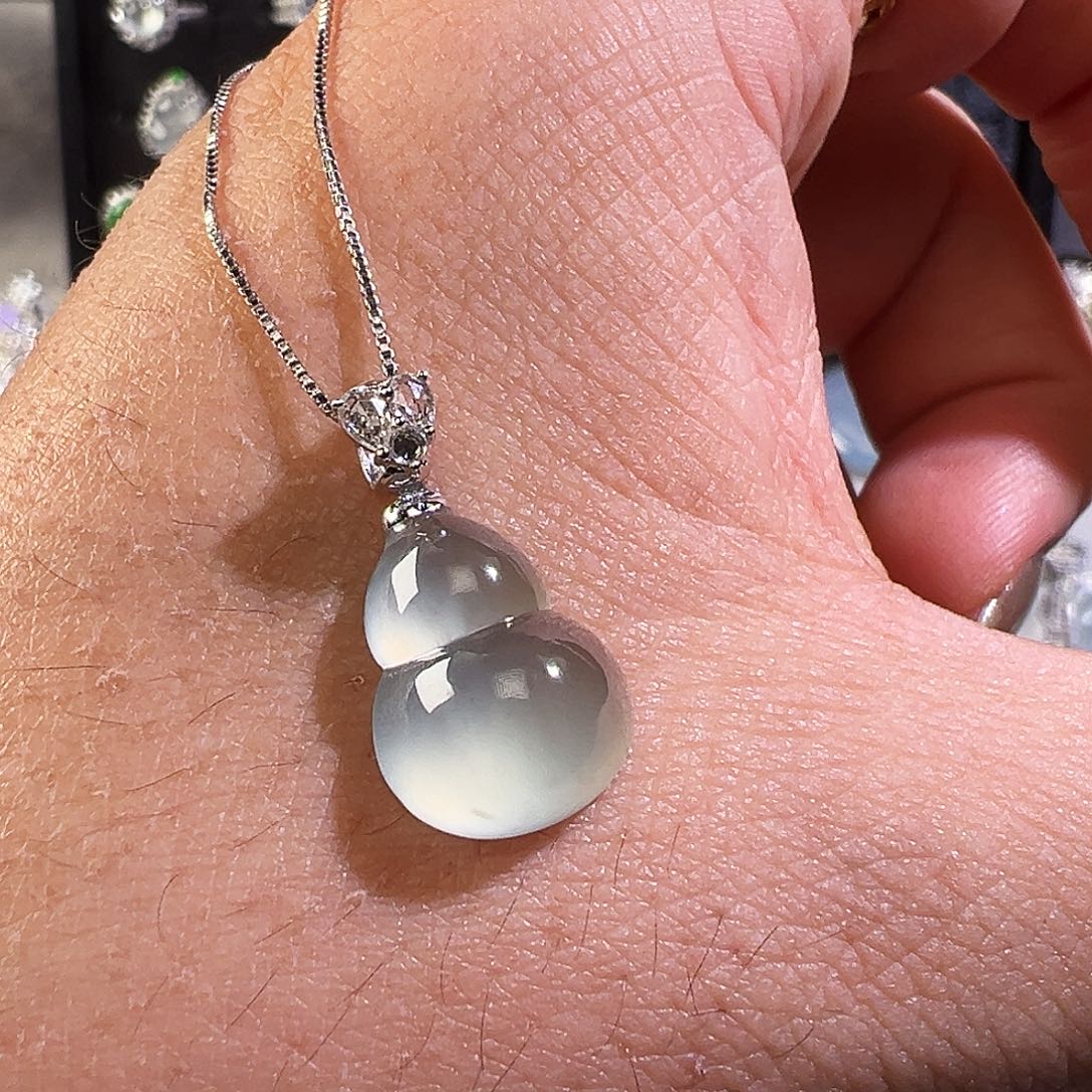 翡翠18K金镶嵌颈饰吊坠