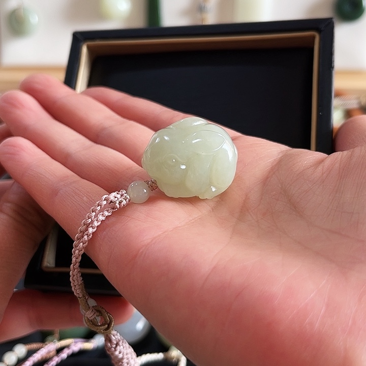 浅****和田玉未镶嵌颈饰