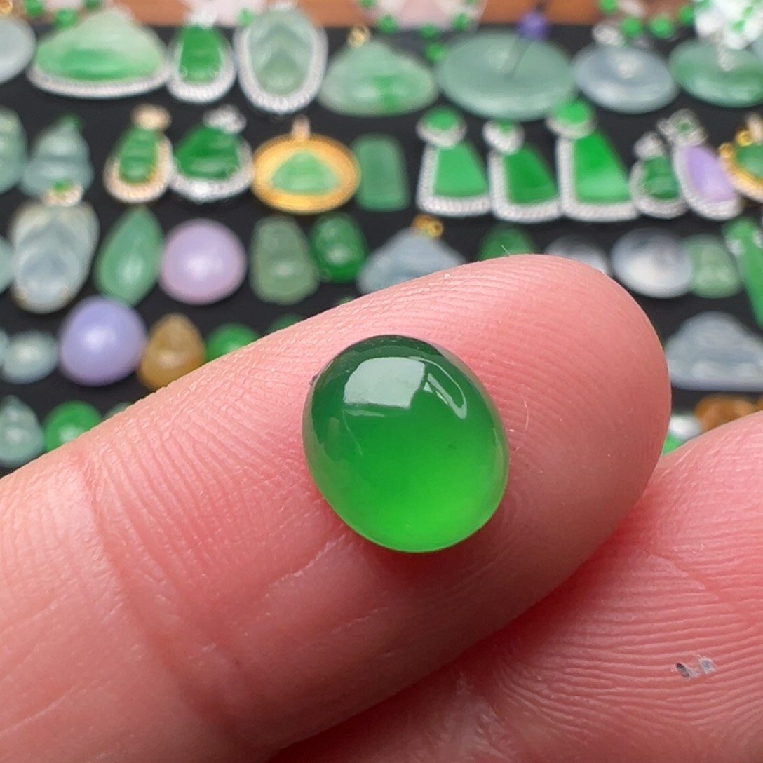 翡翠颈饰未镶嵌蛋面8.2