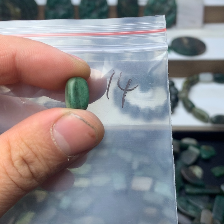 独山玉未镶嵌颈饰