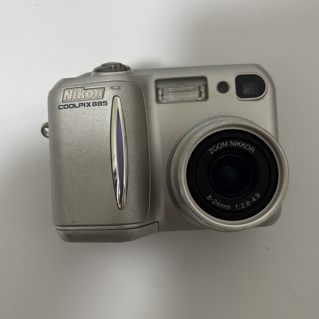 9新 Nikon/尼康 e885福利价银色复古式ccd相机带配件