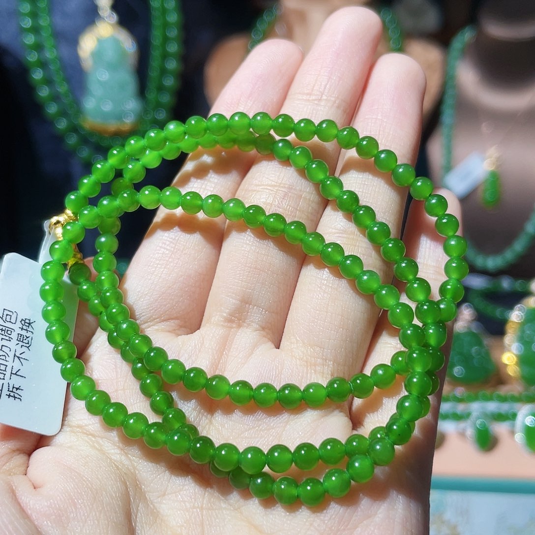 颈饰18K金镶嵌和田玉（碧玉）