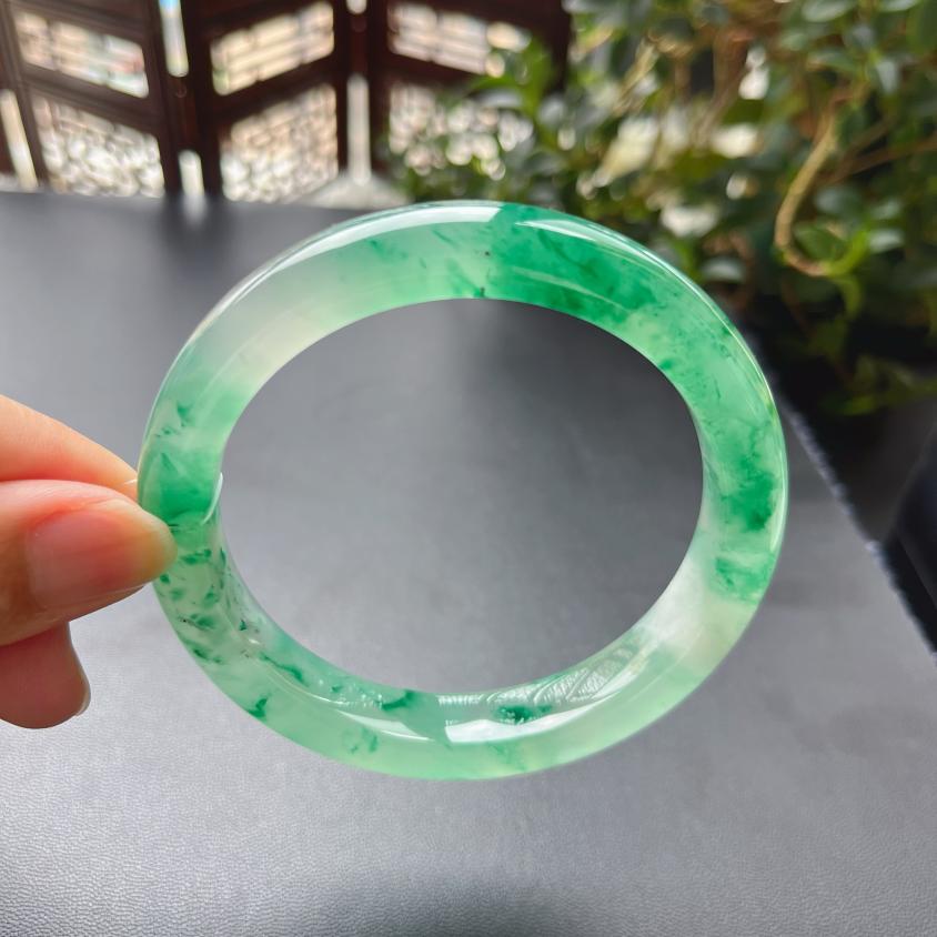 非洲翠 冰底8502精品辣色系飘花镯 颜色漂亮 种水足