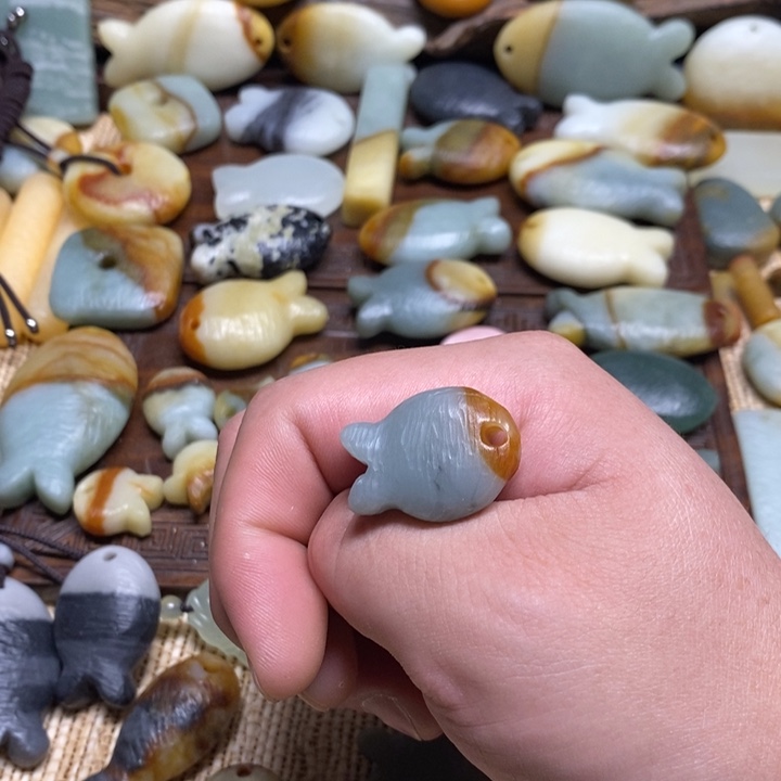 小***华蛇纹石玉未镶嵌颈饰