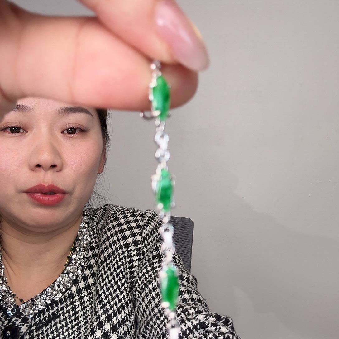 翡翠未镶嵌颈饰一件