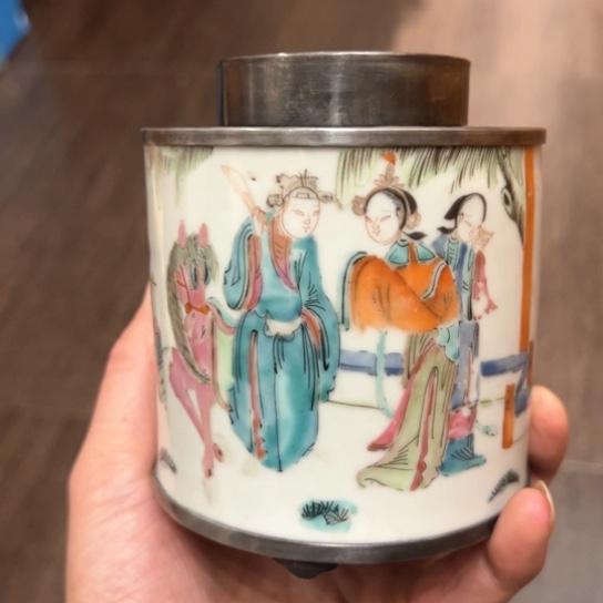 L***人茶叶罐中加入少量白糖或