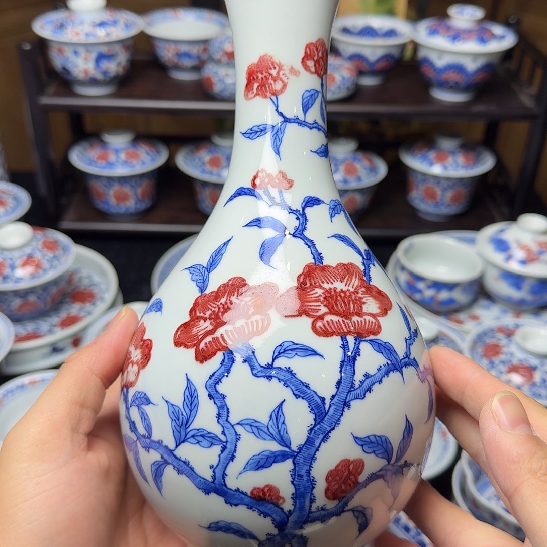 青花釉里红山茶花花瓶微瑕