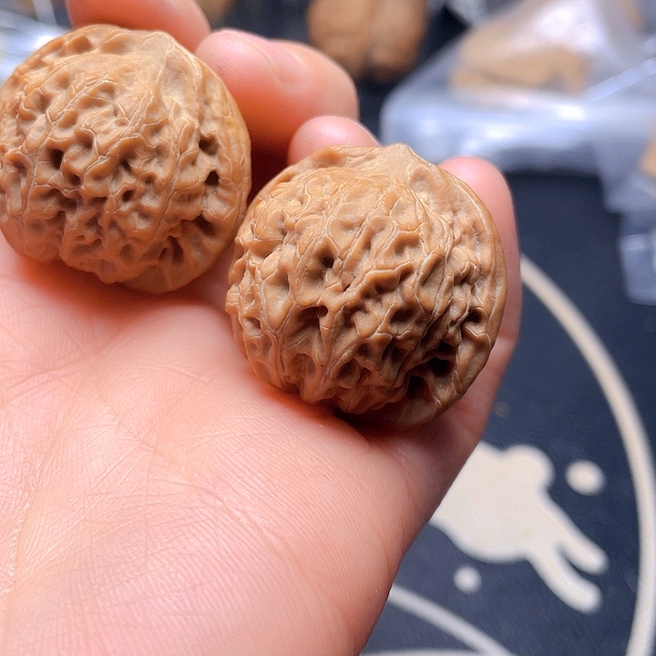 文玩核桃吊坠龙眼儿一对