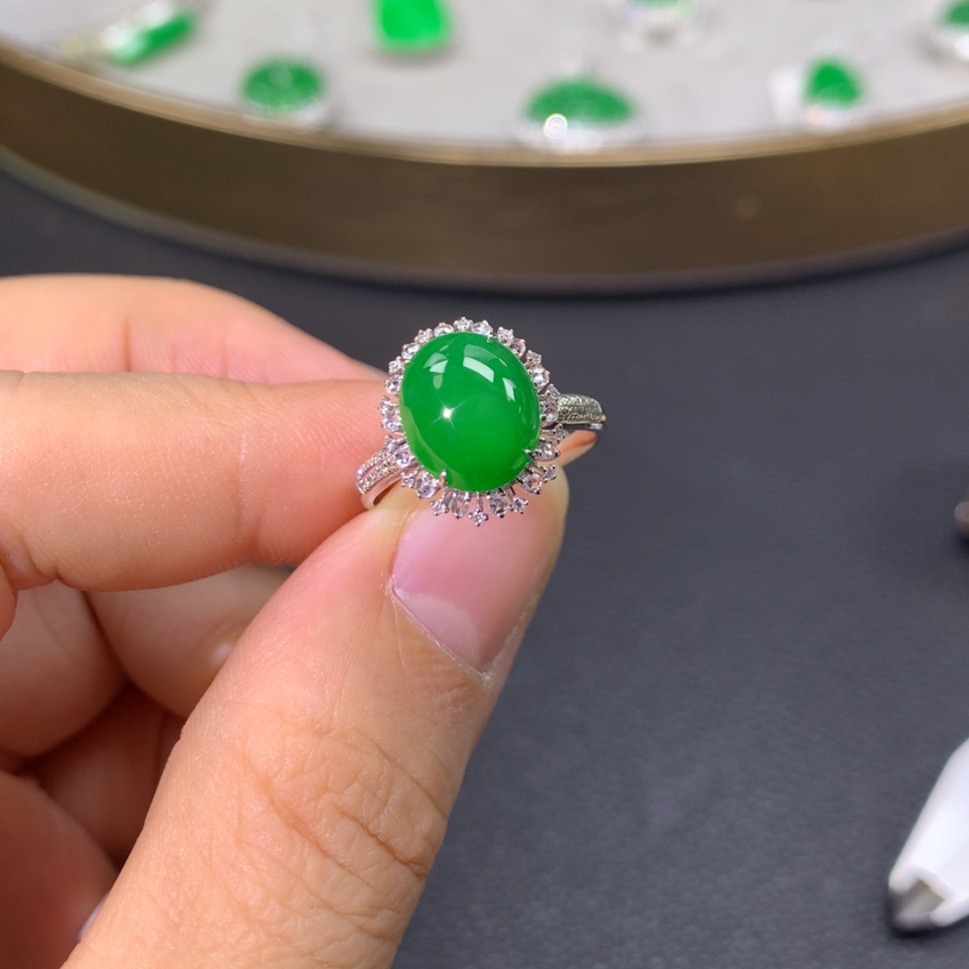 翡翠戒指18K金镶嵌翡翠