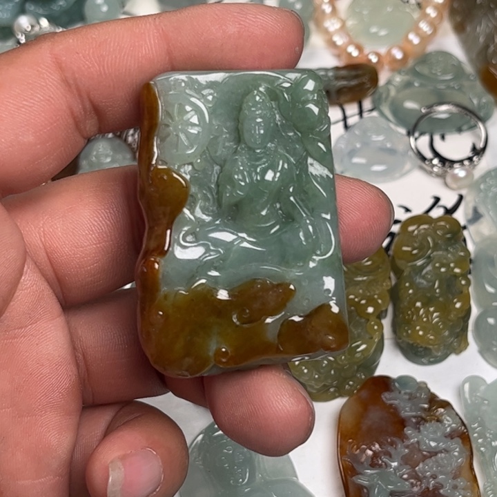 翡翠未镶嵌颈饰观音