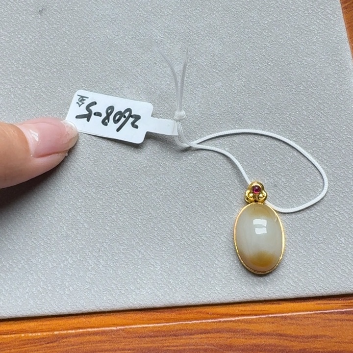 百***划和田玉18K金镶嵌颈饰