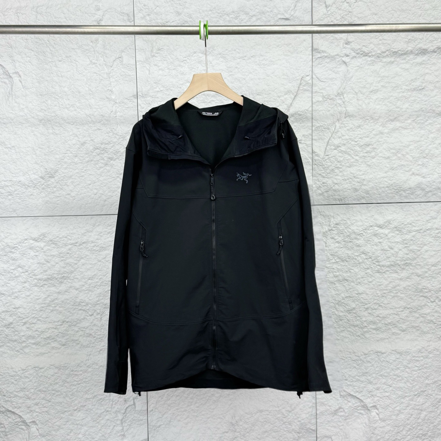 99新 ARC'TERYX/始祖鸟 XL码/黑色连帽拉链防风冲锋衣/18190503