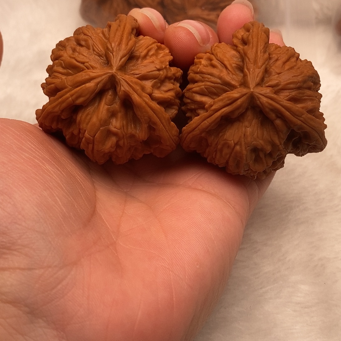 丶***斯吊坠文玩核桃三棱