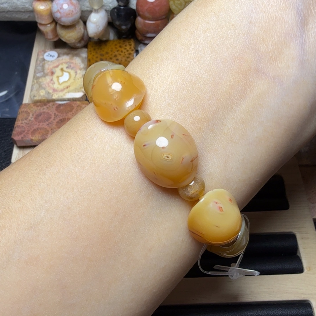 石英质玉未镶嵌双旦优惠：飘红的奶酪发丝，8颗富甲天下