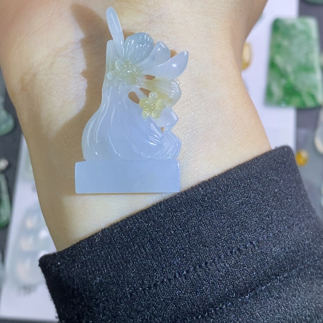 翡翠颈饰未镶嵌水仙花