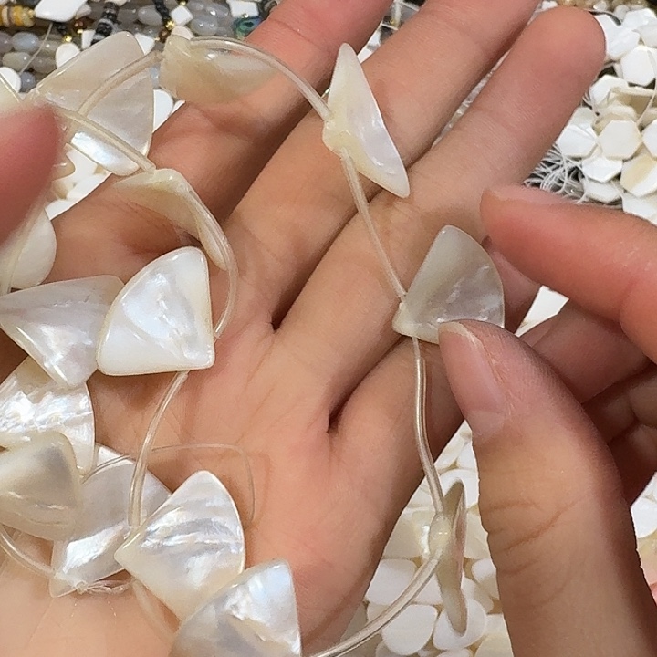 玛瑙/玉髓合金珠宝半成品一条珍珠贝三角形横孔