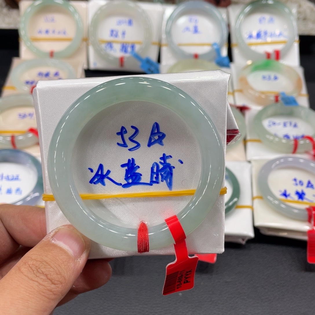 翡翠手镯未镶嵌天然翡翠