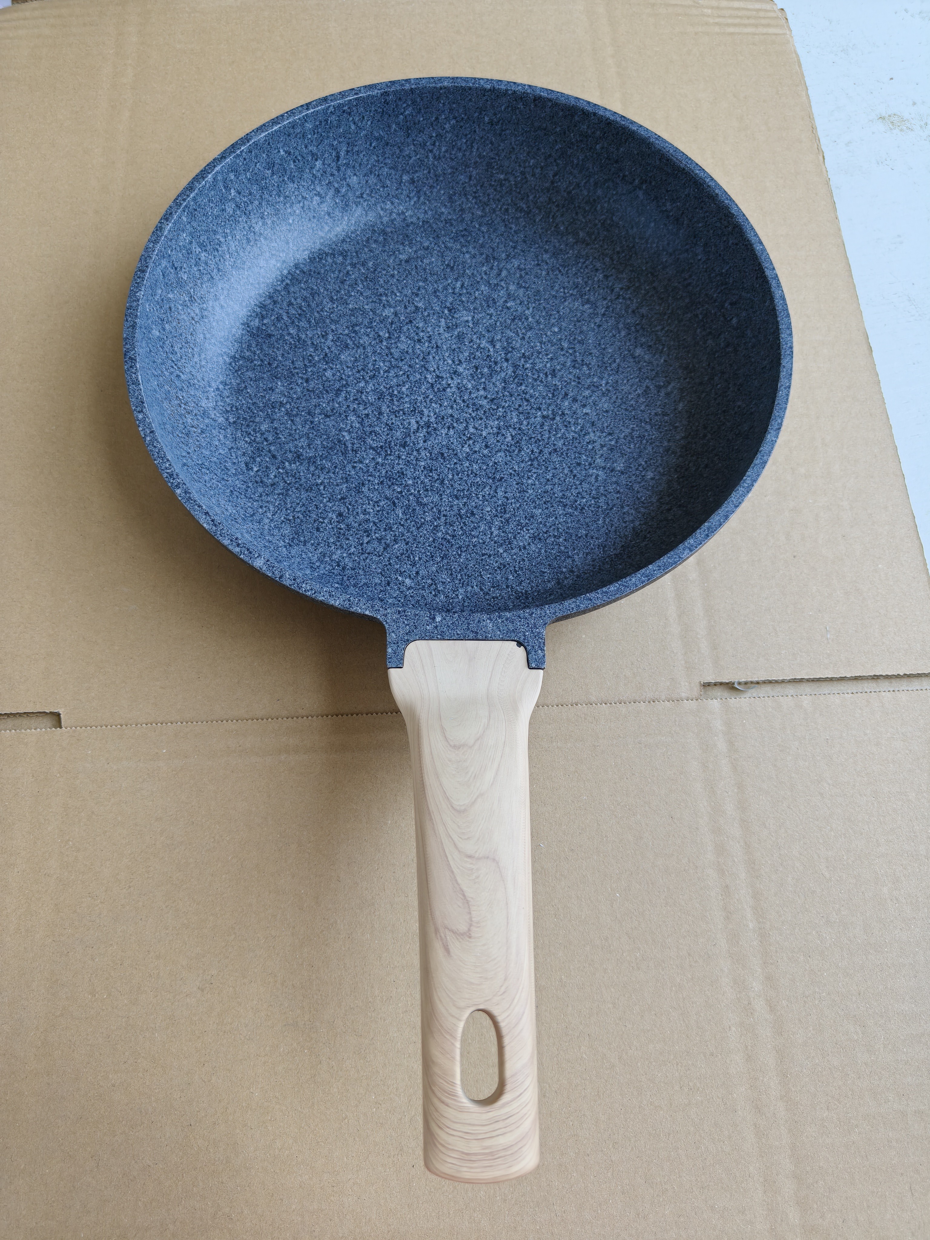 高品质铝压铸一体成型不粘煎锅