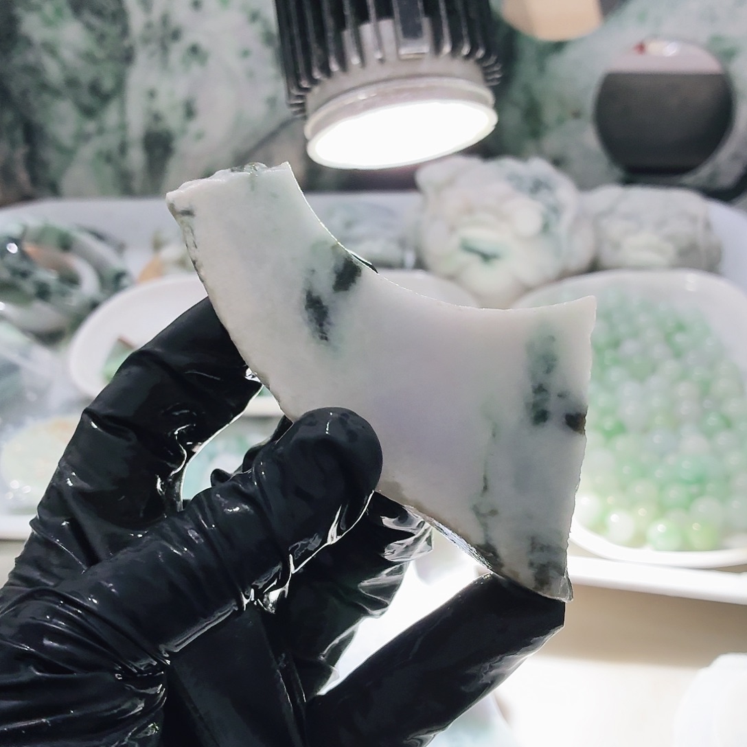 翡翠未镶嵌颈饰边角料