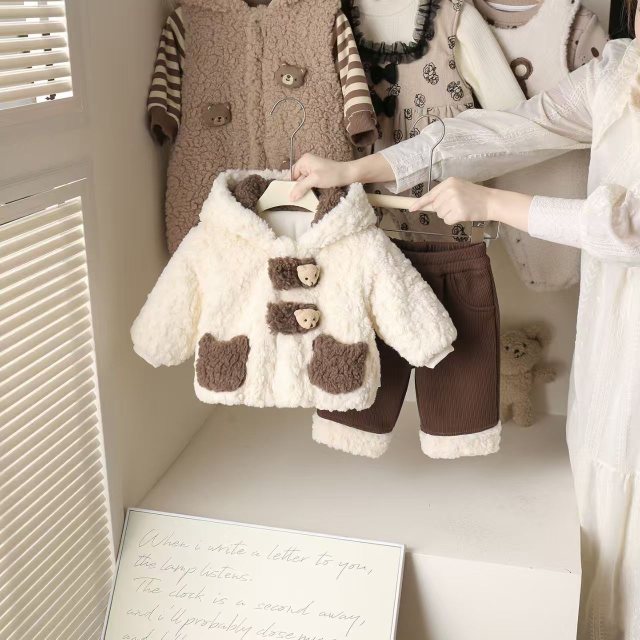 婴幼童冬季加绒套装2025秋冬新款新生儿洋气卫衣裤子外出服两件套