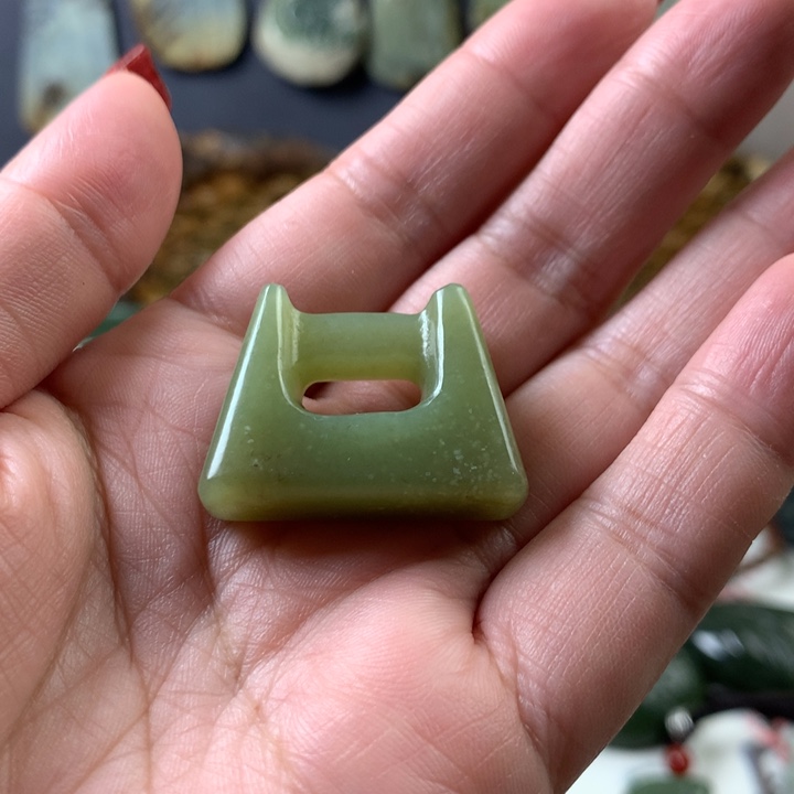 透闪石质玉挂件未镶嵌