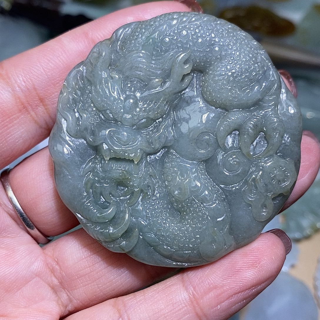 翡翠未镶嵌颈饰龙牌