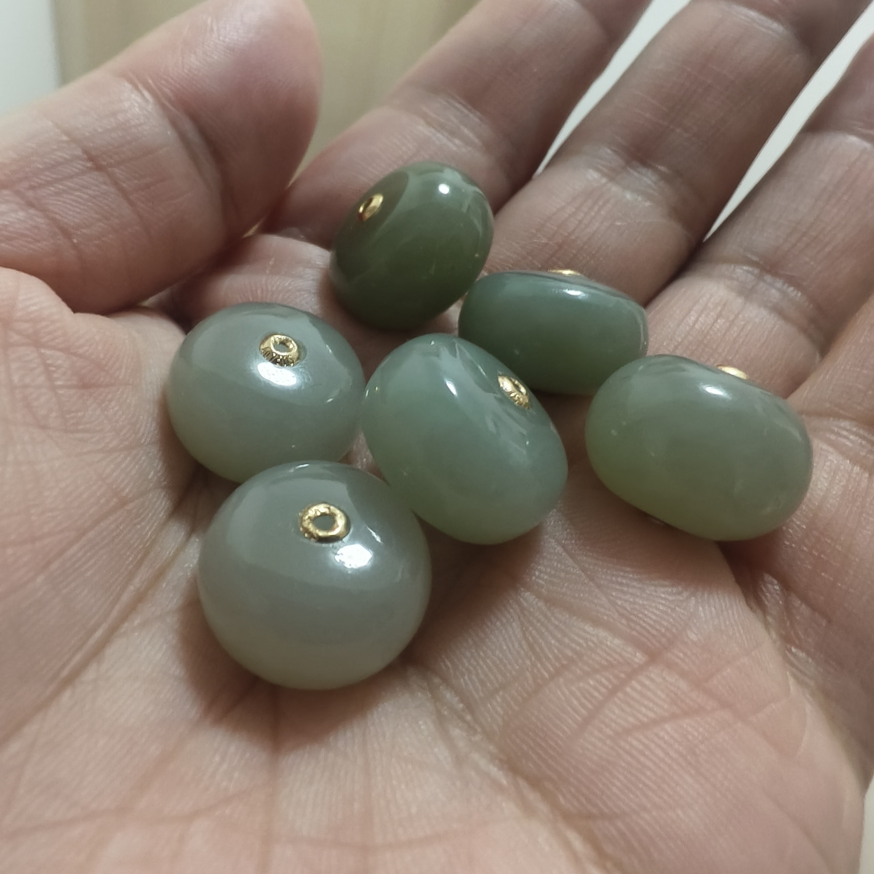 18k和田玉卡16*10+ 1颗随机发货默认瑕疵就几个了1颗价格