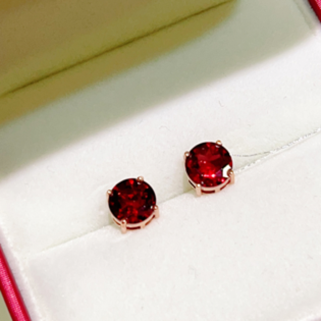 3.21ct 18k金镶嵌石榴石耳钉 1350