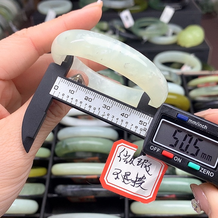 蛇纹石玉手镯未镶嵌572