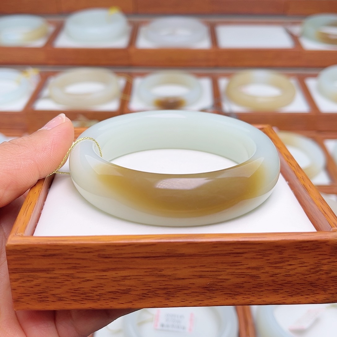 和田玉手镯未镶嵌56.8