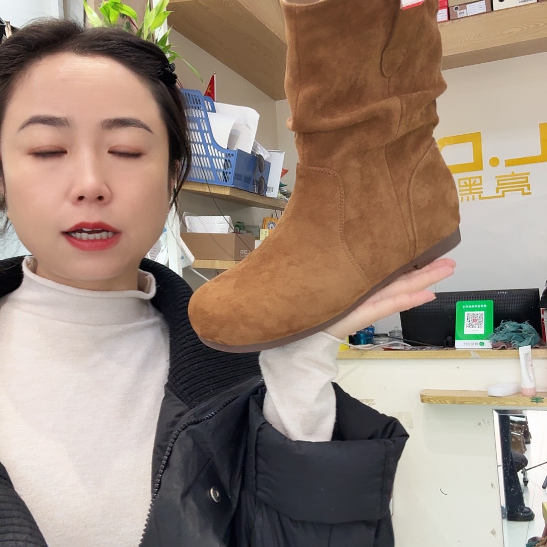 42一双平跟加绒短靴
