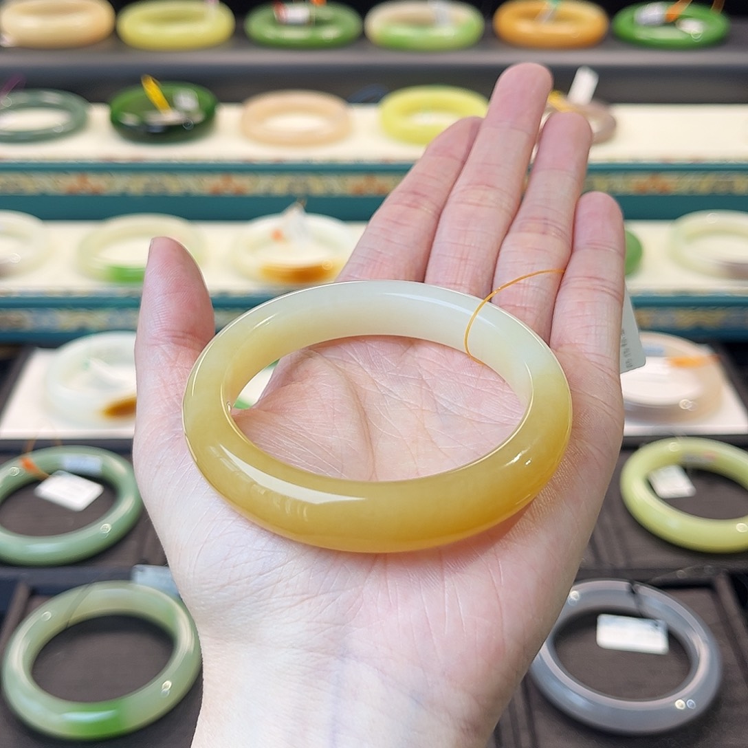 和田玉未镶嵌55圈口糖白