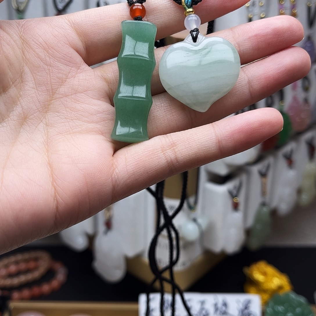 石英质玉未镶嵌颈饰
