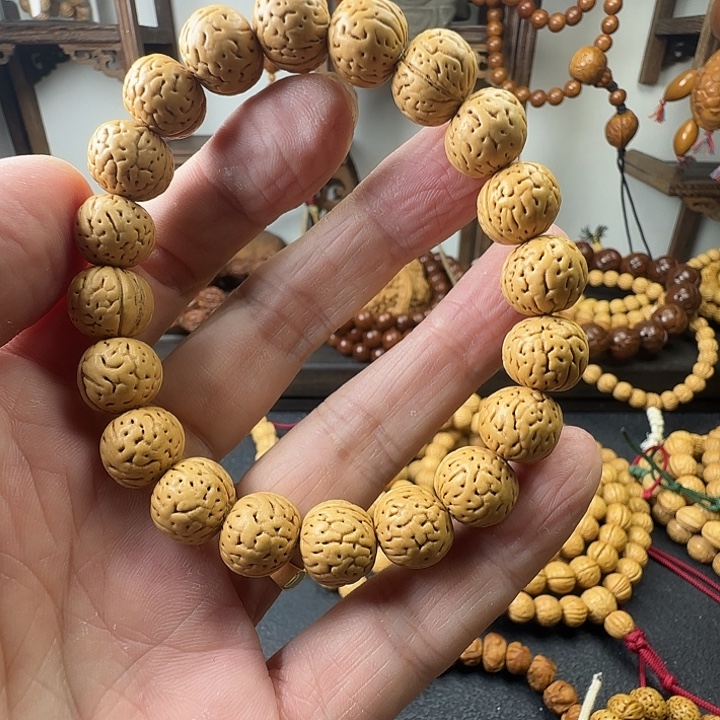 C***.吊坠桃核桃核手串