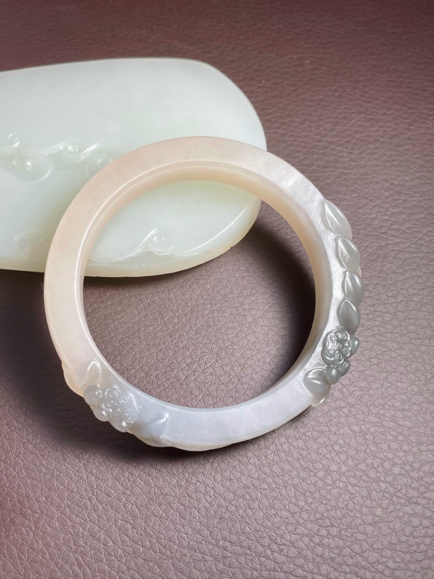精品和田玉藕粉烟紫雕花双色手镯 玉质干净雕工精美53MM