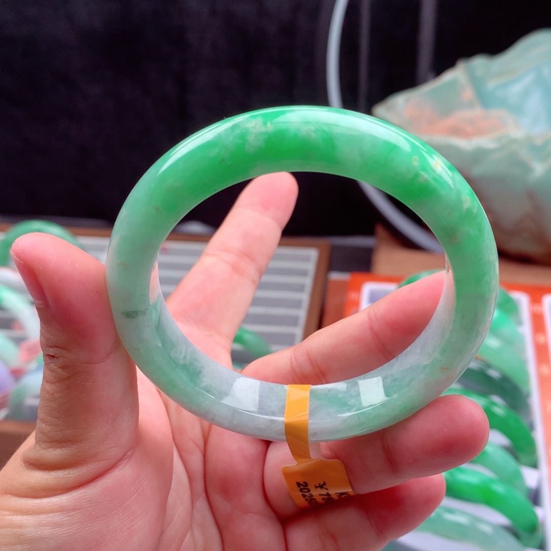 翡翠手镯未镶嵌翡翠