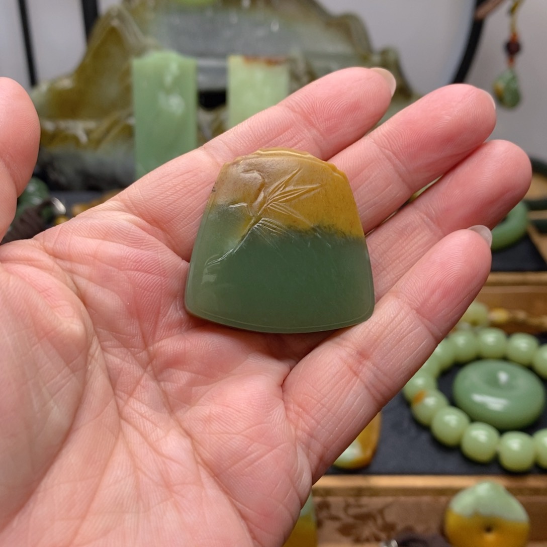 岫岩河磨玉（透闪石质玉）吊坠未镶嵌