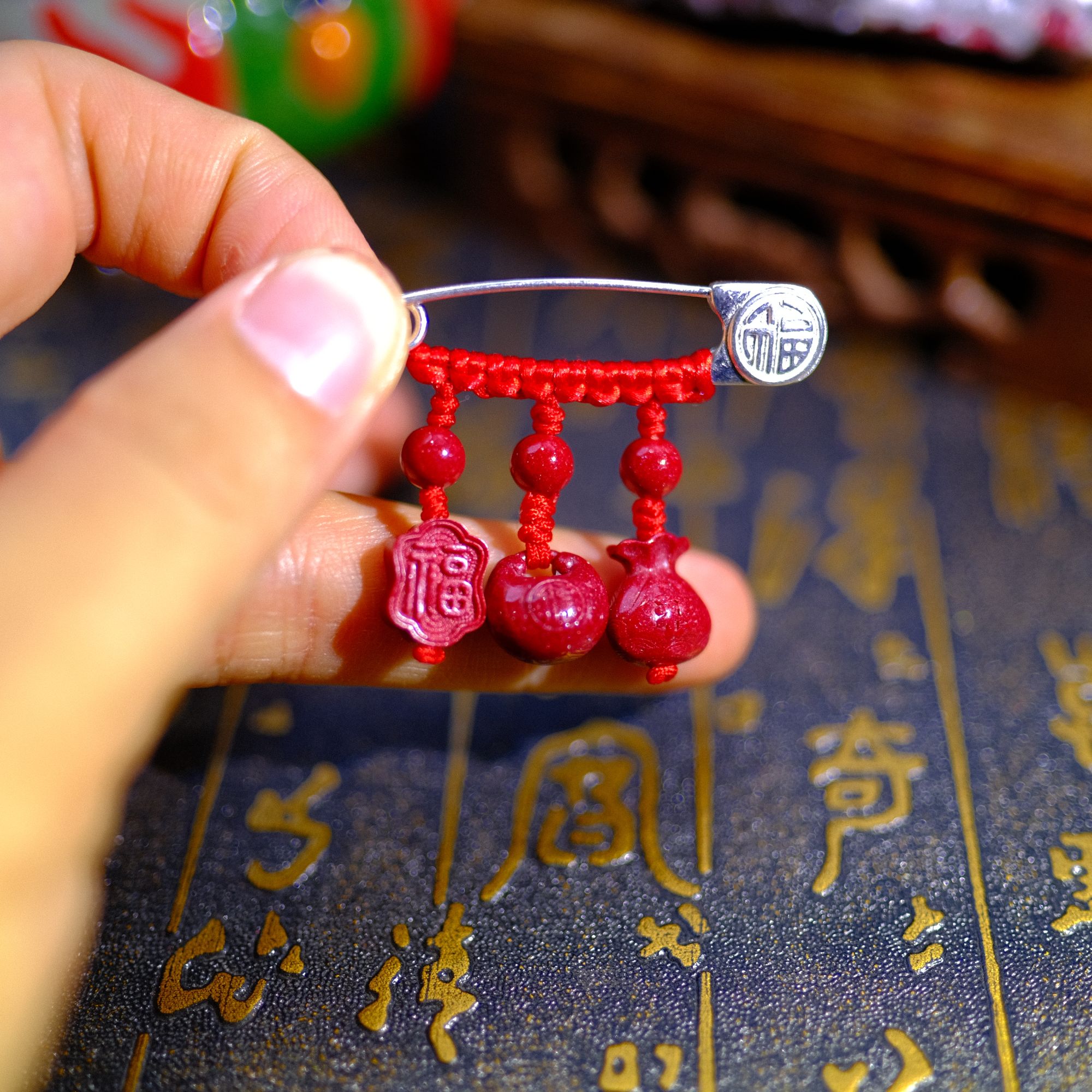 含辰砂工艺品【天然朱砂晶体颗粒】红晶砂宝孕妇平安压惊S925银胸针
