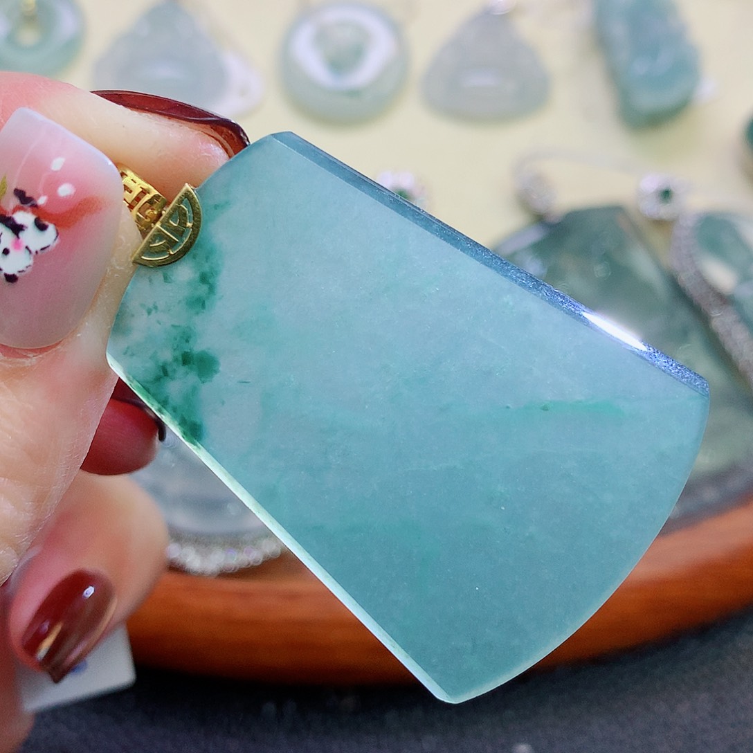 翡翠颈饰18K金镶嵌翡翠