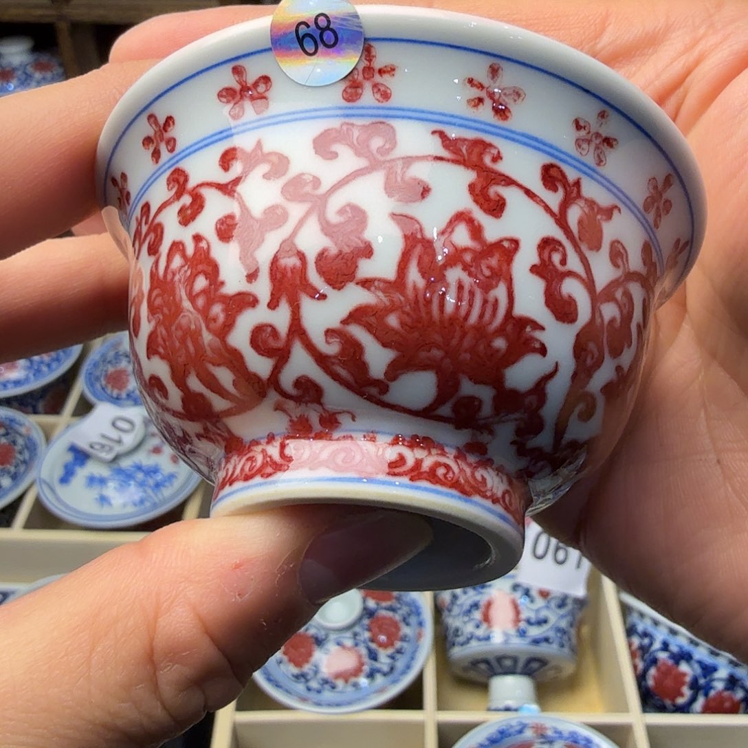 釉里红缠枝莲中压手杯矿点微瑕